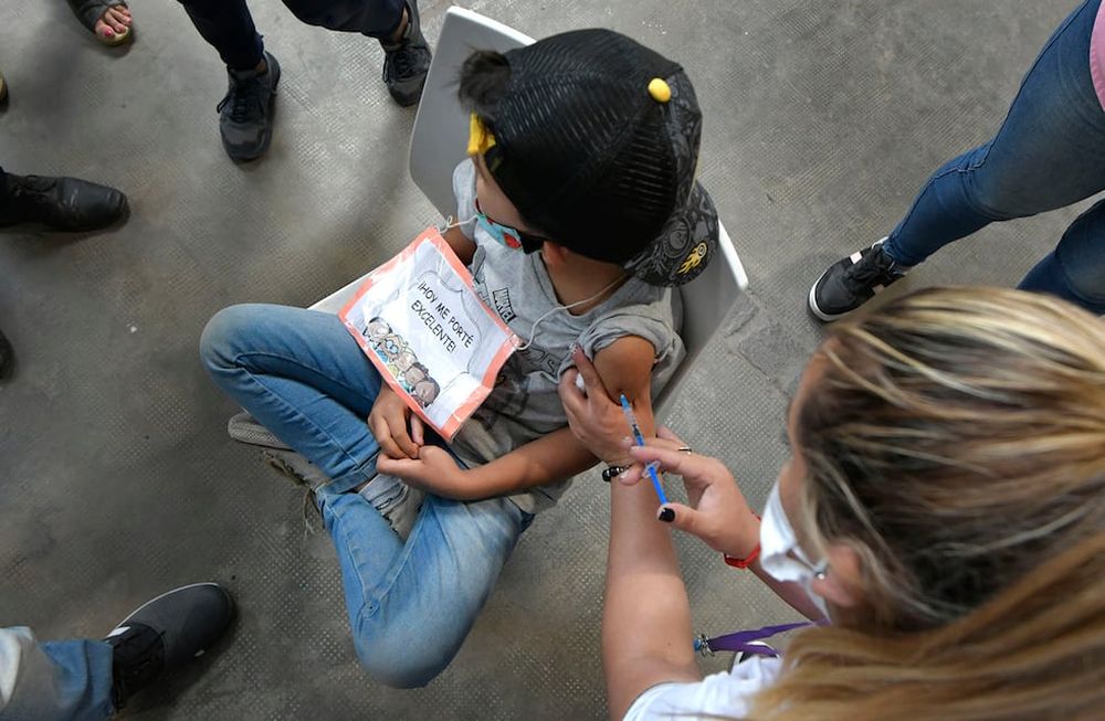 Desde hoy, pueden acceder sin turno a vacunas Covid los niños de entre 3 y 11 años. Así, en Mendoza podrán hacerlo de manera espontánea todas las franjas etarias a partir de esa edad. Foto: Orlando Pelichotti