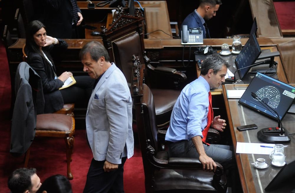 El presidente de la Cámara de Diputados, Martín Menem, y el jefe del bloque de La Libertad Avanza, Oscar Zago (Foto: Federico López Claro)