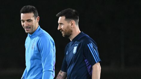 Messi y Scaloni, en la última práctica antes del partido ante México. (Prensa AFA).