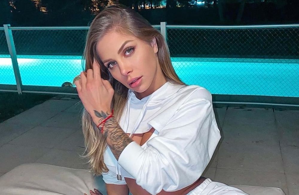 Romina Malaspina desafió al verano con una caminata al aire libre en ropa interior