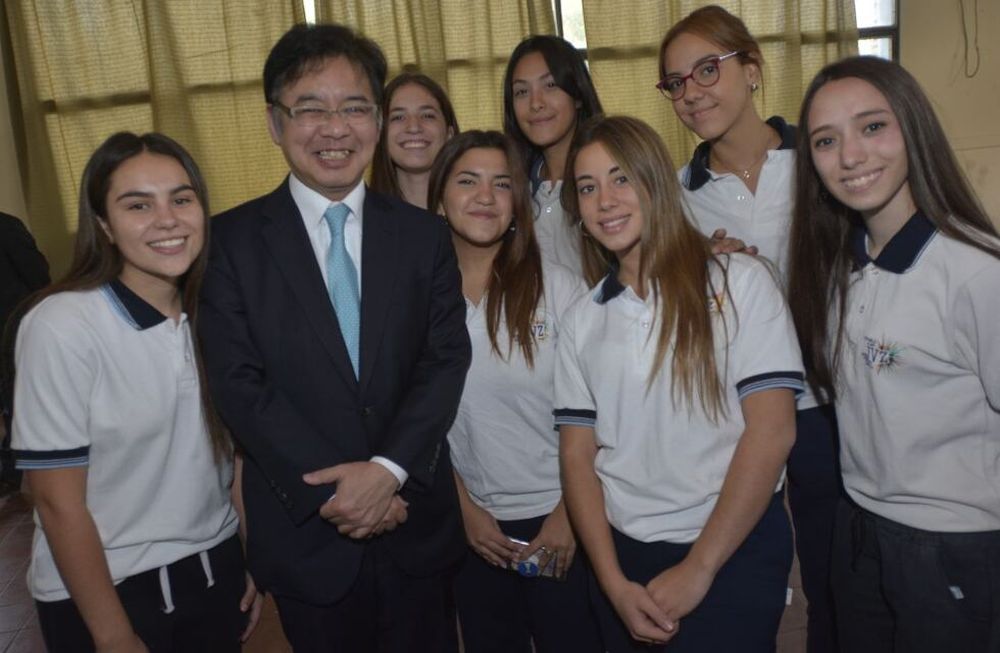 A pura selfie: recorrieron una de las escuelas que recibirá la millonaria donación del BID