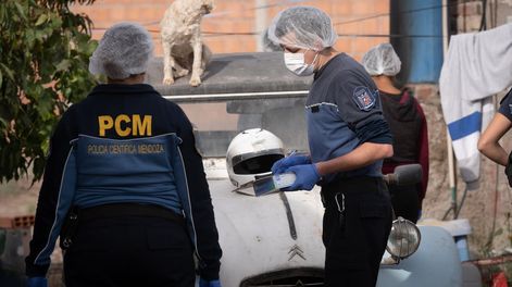 Los Andes | Asesinato en GuaymallénLa policía de Investigaciones detuvo esta mañana a quien sería el autor de disparo que terminó con la vida de Juan Vela, el hombre que estaba trabajando en el patio de su casa y fue ultimado para robarle la moto.En el lugar trabaj