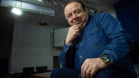 El pastor y legislador Héctor Bonarrico hace campaña contra la serie argentina de Netflix, El Reino, y la acusa de atacar a los evangélicos. Fotos: Ignacio Blanco / Los Andes