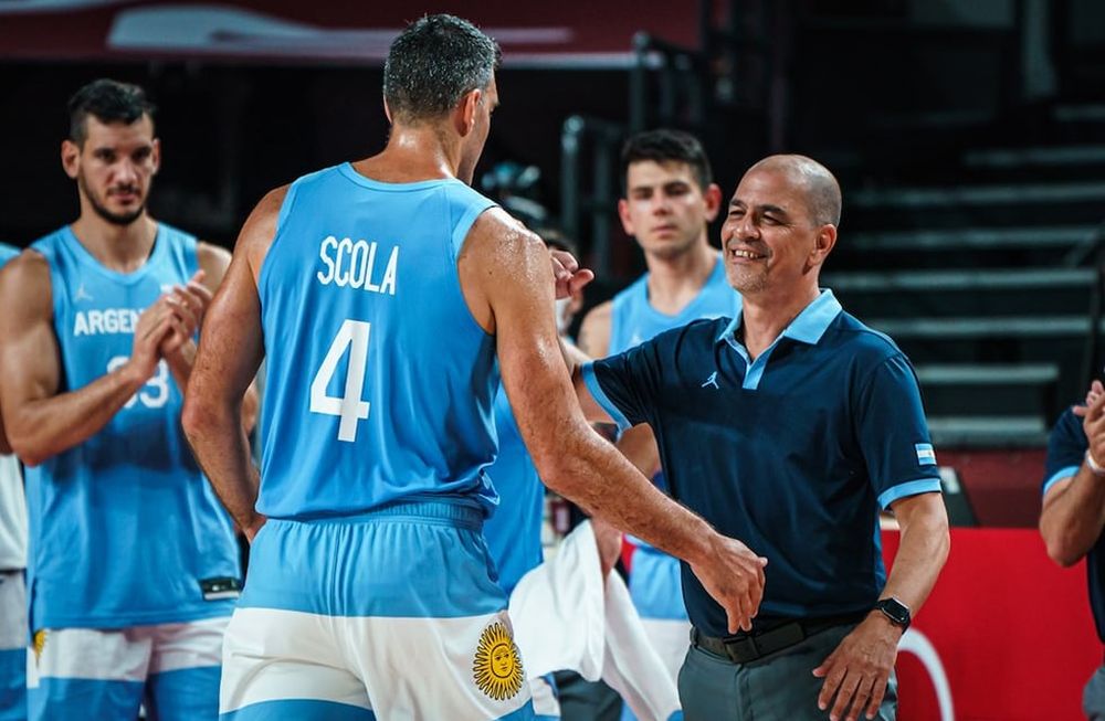 Sergio Hernández junto a Scola, en uno de los momentos de mayor emoción de Tokio. (Gentileza Fiba).
