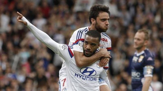 Olympique Lyon venció a Evian y alcanzó a PSG en la punta