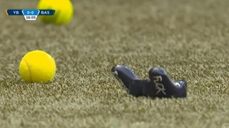 Video: hinchas suizos paran partido tirando joysticks a la cancha