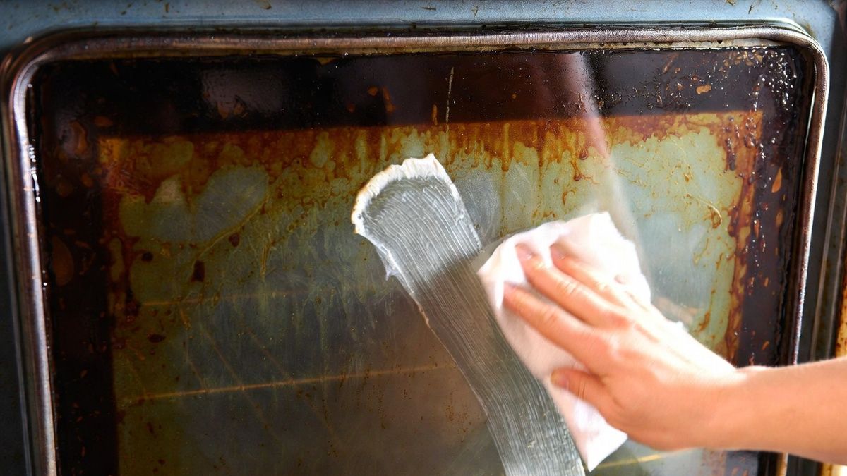 Cómo limpiar el cristal del horno con un solo ingrediente de cocina y sin rayar la superficie