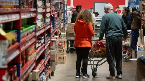 Sin precios controlados y en búsqueda de los mejores precios, la gente ha vuelto a ir más a los mayoristas. Foto: Los Andes