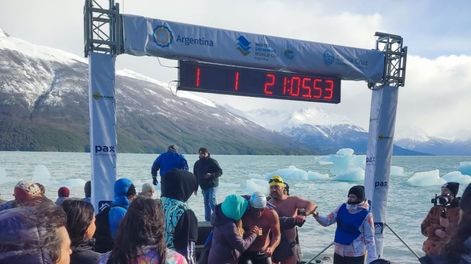 Victorioso, Darío Silva (con gorro blanco) sale de las heladas aguas. Fue medalla de oro para el mendocino en el sur argentino. / gentileza