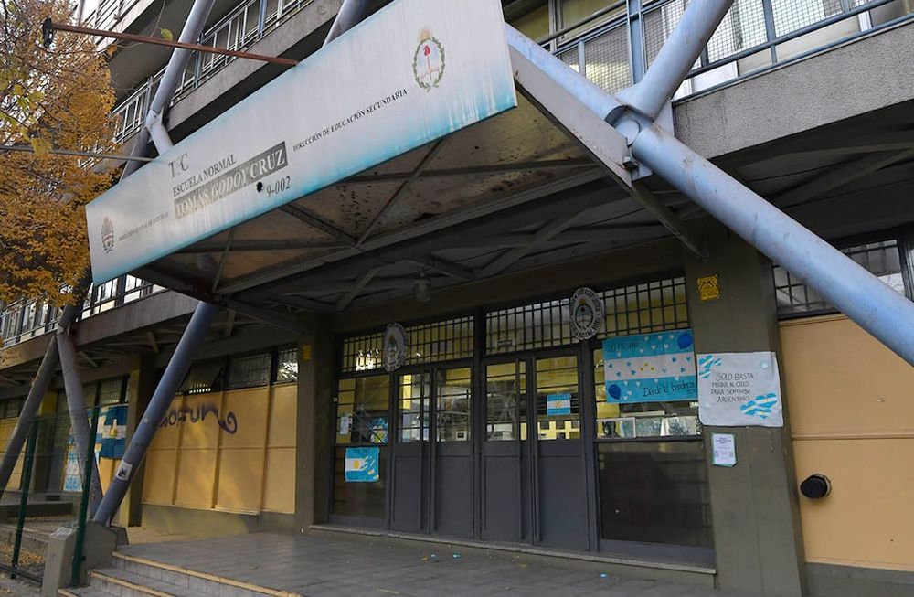 A primera hora de la mañana, el viento Zonda se hizo notar en sectores del Gran Mendoza.escuela Normal Tomás Godoy Cruz cerradaFoto:  Orlando Pelichotti