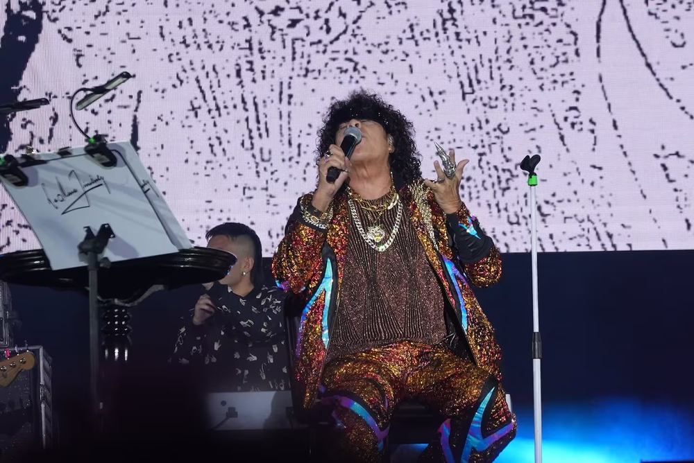 La Mona Jiménez tuvo que cantar sentado por una lesión. 