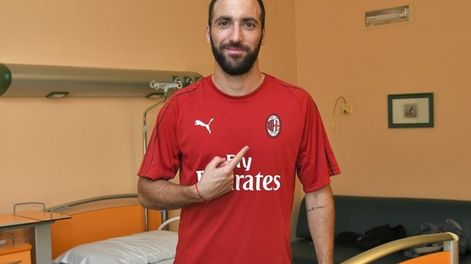 Gonzalo Higuaín y su nuevo club: Pipita posó con la pilcha del Milan