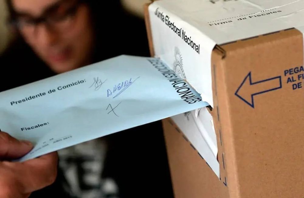 Los electores ponen más que una boleta en el sobre: en una votación cargada de emociones hablan de temor, incertidumbre, desazón y esperanzas