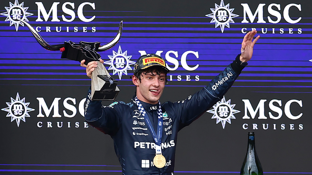 Kimi Antonelli de Mercedes posa en el podio este domingo, al ganar el Gran Premio de Estados Unidos.