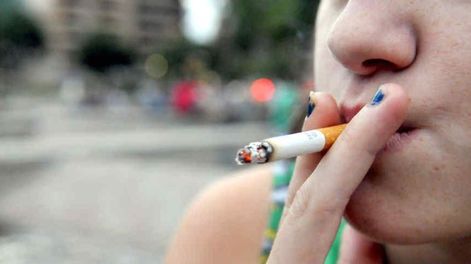 Los Andes | Tras haberse logrado que las personas mayores disminuyan el consumo de tabaco ahora son los más jóvenes, incluso los adolescentes, los que se están inclinando por esta práctica.