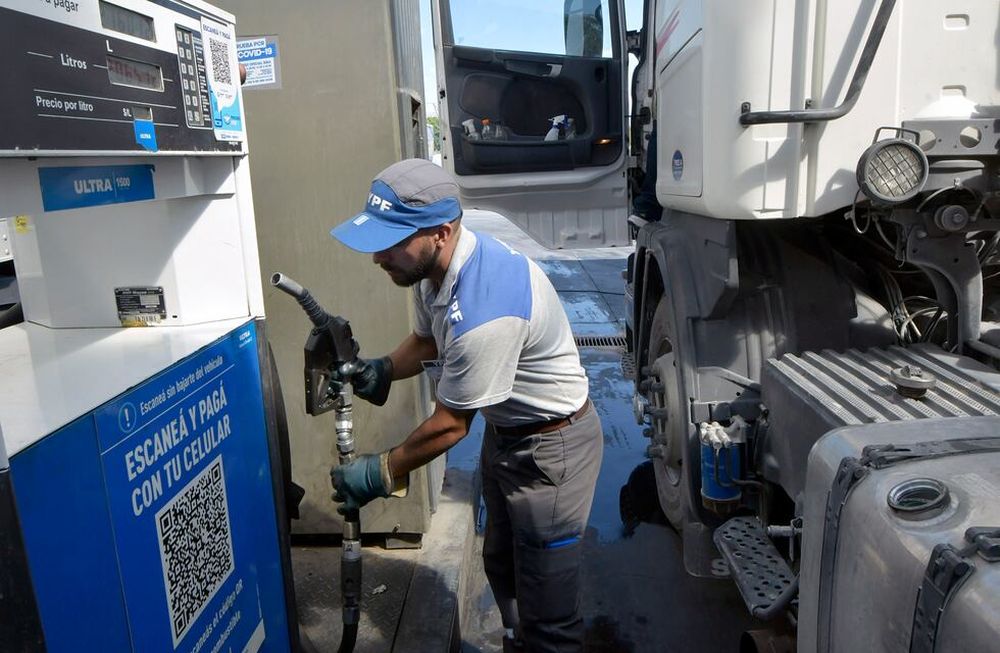 De acuerdo con YPF, los despachos de combustibles en los primeros días del mes son superiores a la media y a valores históricos. / Orlando Pelichotti