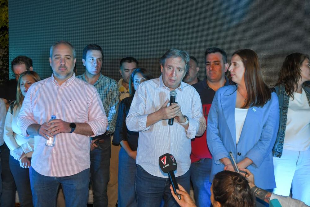 Emir Félix, acompañado por Marisa Uceda y Matías Stevanato, los dos candidatos que lo acompañaron en el frente Fuerza Justicialista Mendoza. 