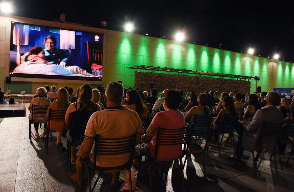 En San Martín, el público se congregó en el Paseo de la Patria, en pleno centro de la Ciudad, para disfrutar allí de la proyección en pantalla grande de la película “Historias de Vendimia”.