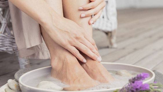 Lavarse los pies al dormir relaja el cuerpo y favorece un descanso más profundo.