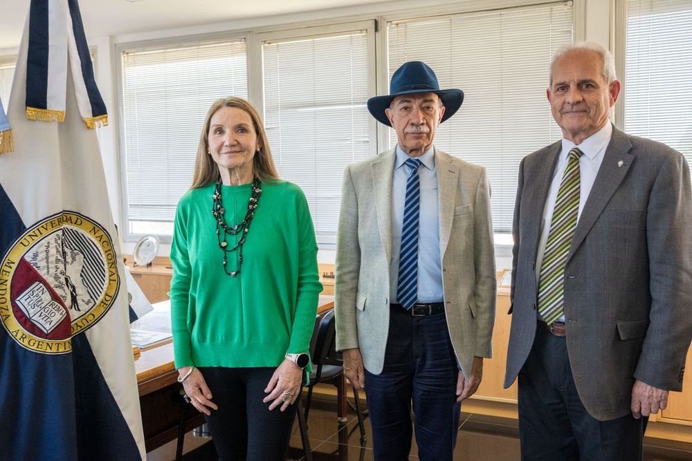 La rectora de la UNCuyo, Adriana Garc&iacute;a, junto al juez supremo Jos&eacute; Valerio y el el secretario General del Rectorado,Adolfo Cueto.