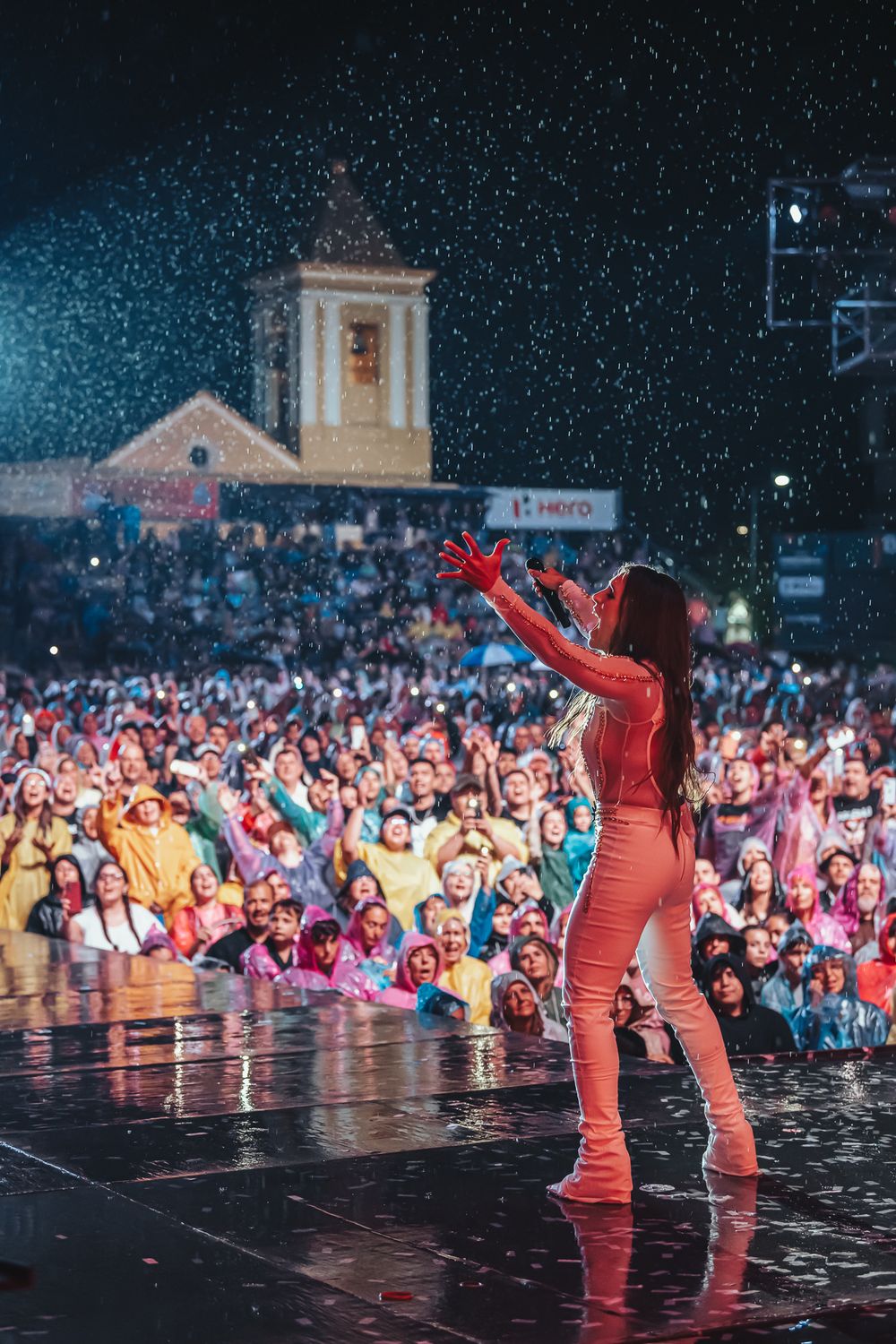 En Cosquín dio un gran show bajo la intensa lluvia.