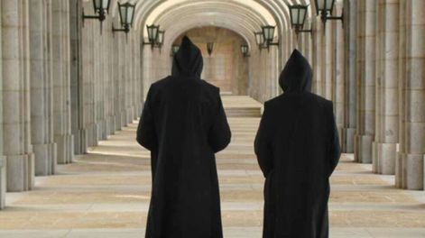 Dos monjes pertenecientes a una corriente integrista de la Iglesia Católica fueron inculpados por haber quemado parcialmente una antena de celulares