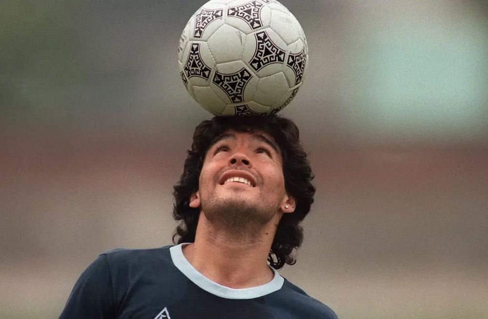 Maradona y la pelota. Una relación de amor puro. / Gentileza.