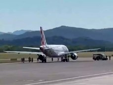 Joven succionado por avión español
