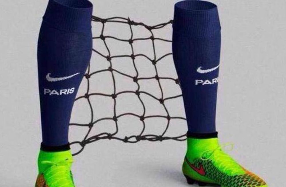 Para evitar los caños de Luis Suárez, diseñan medias con una red para David Luiz