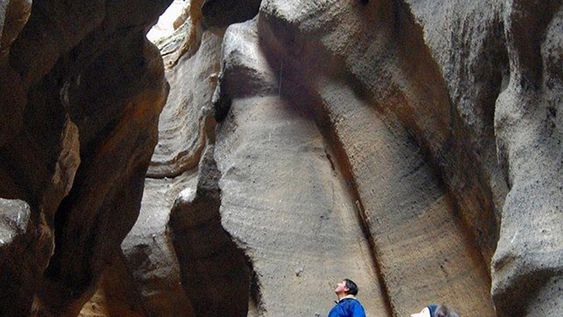 En las entrañas del volcán, la luz del sol se filtra desde las alturas. Guías cuentan la historia geológica de la formación y muestran sus detalles. | Foto: prensa Municipalidad de Malargüe