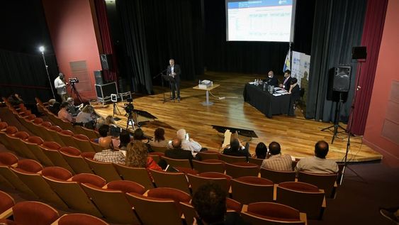 Audiencia por aumento en el precio del servicio eléctrico, en el Le Parc (Orlando Pelichotti / Los Andes)