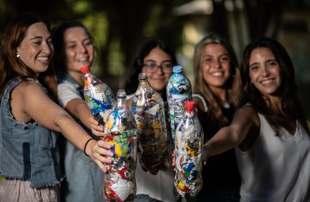 Botellas de amor: la iniciativa que recicla plástico y colabora con el medio ambiente