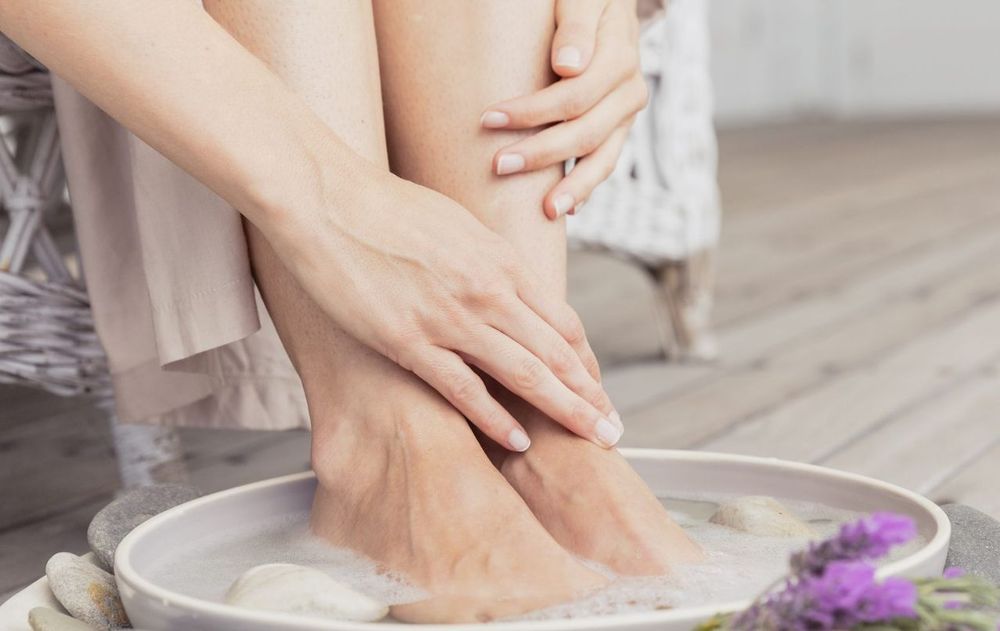 Lavarse los pies al dormir relaja el cuerpo y favorece un descanso más profundo.
