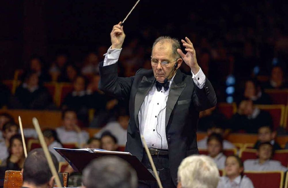 El maetro Rodolfo Saglimbeni regresa para una presentación con la Orquesta Sinfónica, además está dictando una diplomatura en dirección.