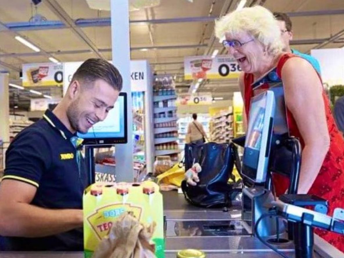 Entre las capacitaciones hay una para operario de cajas, orientada al desarrollo de habilidades para poder brindar un trato cordial al cliente, procesar diversas formas de pago y reconocer las necesidades específicas de la función.