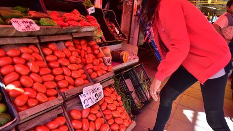 Después de llegar a los $80 mil el cajón de tomate, empezó a llegar a precios más accesibles. Foto: La Voz