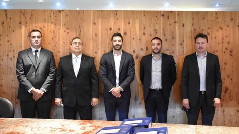 Los Andes | Agustín Geréz, gerente general de ENARSA (centro) junto a Antonio Pronsato (a su derecha) en marzo, en la apertura de licitación Pública N° 01-2022 para la adquisición de cañerías del Gasoducto Presidente Néstor Kirchner y obras complementarias.