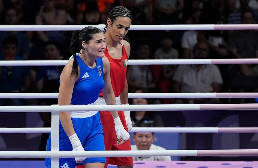 La argelina Imane Khelif (derecha) y la italiana Angela Carini reaccionan tras el triunfo de la primera en una pelea preliminar de boxeo olímpico, el jueves 1 de agosto de 2024, en París (AP Foto/Ariana Cubillos)
