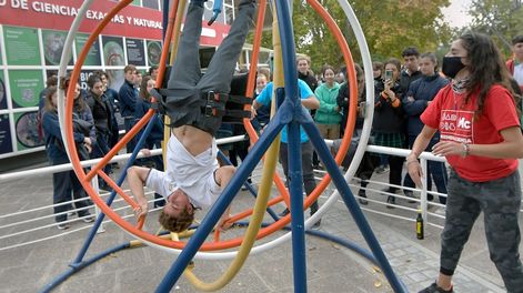 Los Andes | 21 de abril 2022 SociedadFeria Mendociencia 2022Se desarrolla una nueva edición de Feria de las Ciencias Mendociencia 2022 en la Facultad de Ciencias  Exactas y Naturales abierta a la comunidad educativaFoto: Orlando Pelichotti/ Los Andes