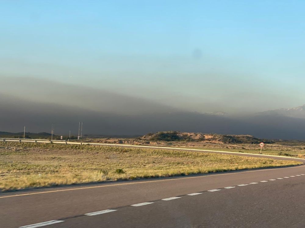 Desde la ruta 40 se podía apreciar esta mañana una densa capa de humo en Tunuyán, producto del combate de heladas durante la madrugada. Foto: Gentileza