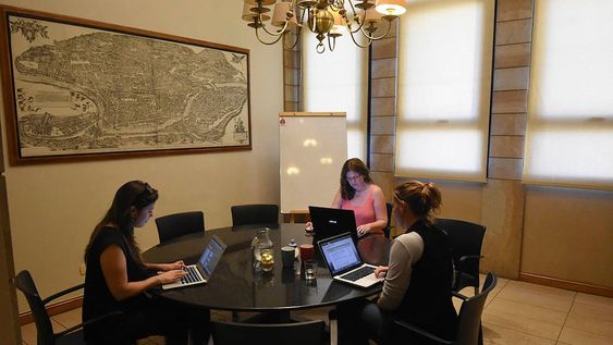 Muchos usuarios admiten que compartir un espacio de trabajo reduce los costos comparado con una oficina tradicional. / Foto: Gustavo Rogé