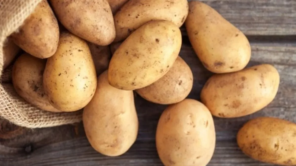 Es de esos trucos caseros de limpieza con papa, ideal para eliminar óxido en objetos del hogar sin esfuerzo.
