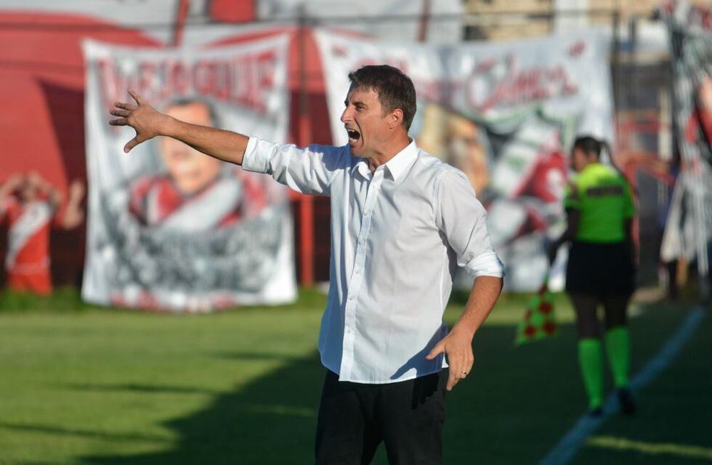 Luciano Theiler, el hombre que hace soñar al Pueblo Cruzado. El DT está a dos partidos de llevar a Maipú a la Primera Nacional. Foto: Nicolás Rios / Los Andes