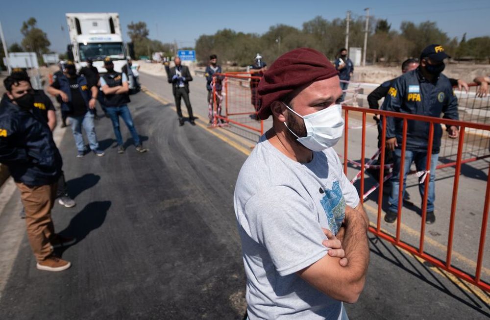 Mendoza 29 de septiembre  de 2020 SociedadDesaguadero, La PazProtesta. Negocian que productores de Mendoza para encontrar una soluciónSolo en desaguadero unos 100 productores agropecuarios que piden la libre circulacion por las rutas nacionales al ser considerados trabajadores esenciales. El conflicto se replica en todos los límites de la provincia.Foto: Ignacio Blanco / Los Andes