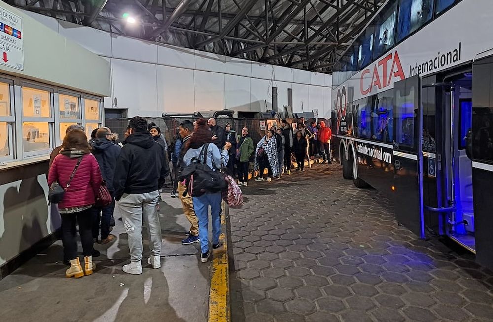 Miles de mendocinos cruzan al vecino país para comprar productos y revenderlos en Mendoza