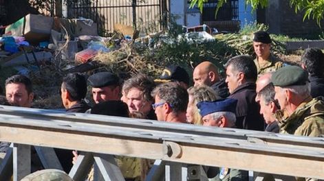 Tras las críticas, Milei llegó a Bahía Blanca a casi una semana del temporal (Clarín)