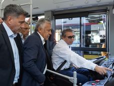 La medida busca ordenar el flujo de pasajeros y dar mayor visibilidad al sistema de pago ante el chofer. La medida busca ordenar el flujo de pasajeros y dar mayor visibilidad al sistema de pago ante el chofer.