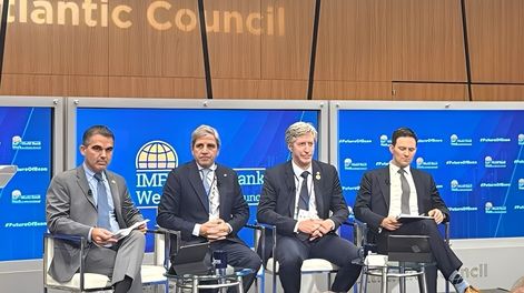 El ministro de Economía, Luis Caputo, junto al presidente del Banco Central (BCRA), Santiago Bausili, participaron del Atlantic Council