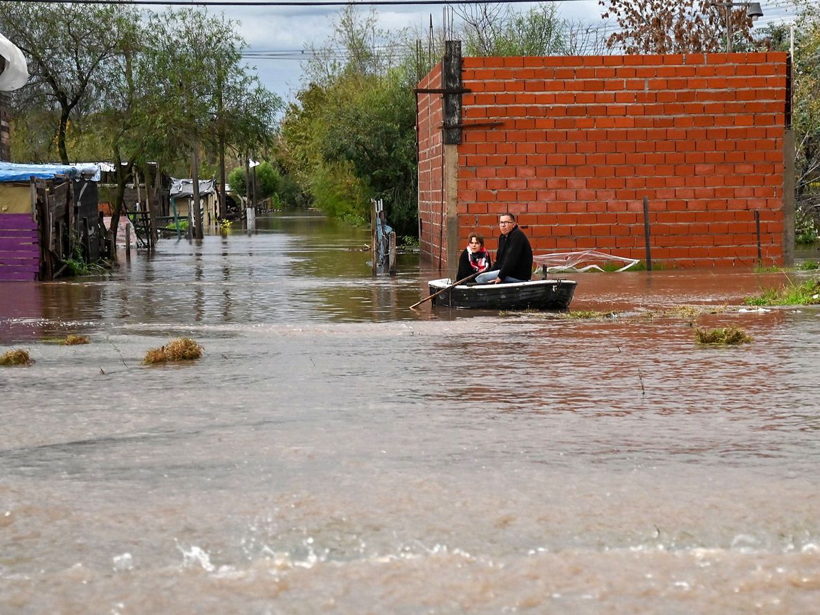 Luego de la caída de más de 400 milímetros en pocas horas, diferentes ciudades y localidades de la Provincia de Buenos Aires, como Zárate y Campana, sufrieron graves inundaciones, que dejaron un saldo provisorio de 2.500 evacuados y múltiples inconvenientes estructurales.