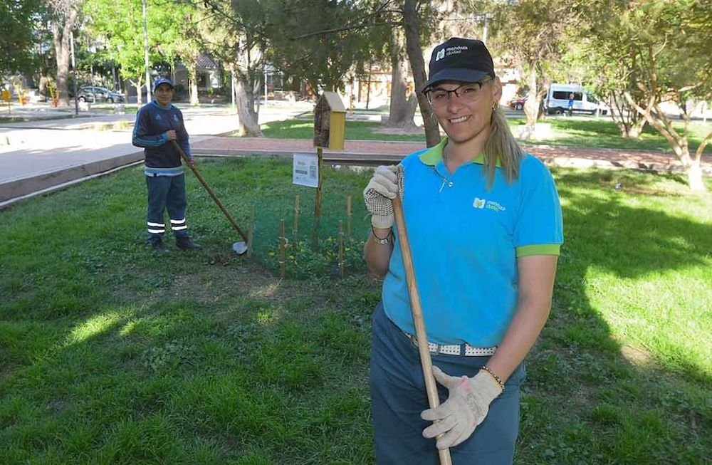 Placeros encargados de cuidar, regar y mantener la limpieza en las plazas de barrios. María una de las mujeres que trabajan en la plaza del barrio Bombal de Capital junto a su compañero Sebastián, son los responsables de mantener la plaza en buenas condiciones. Foto: José Gutierrez / Los Andes